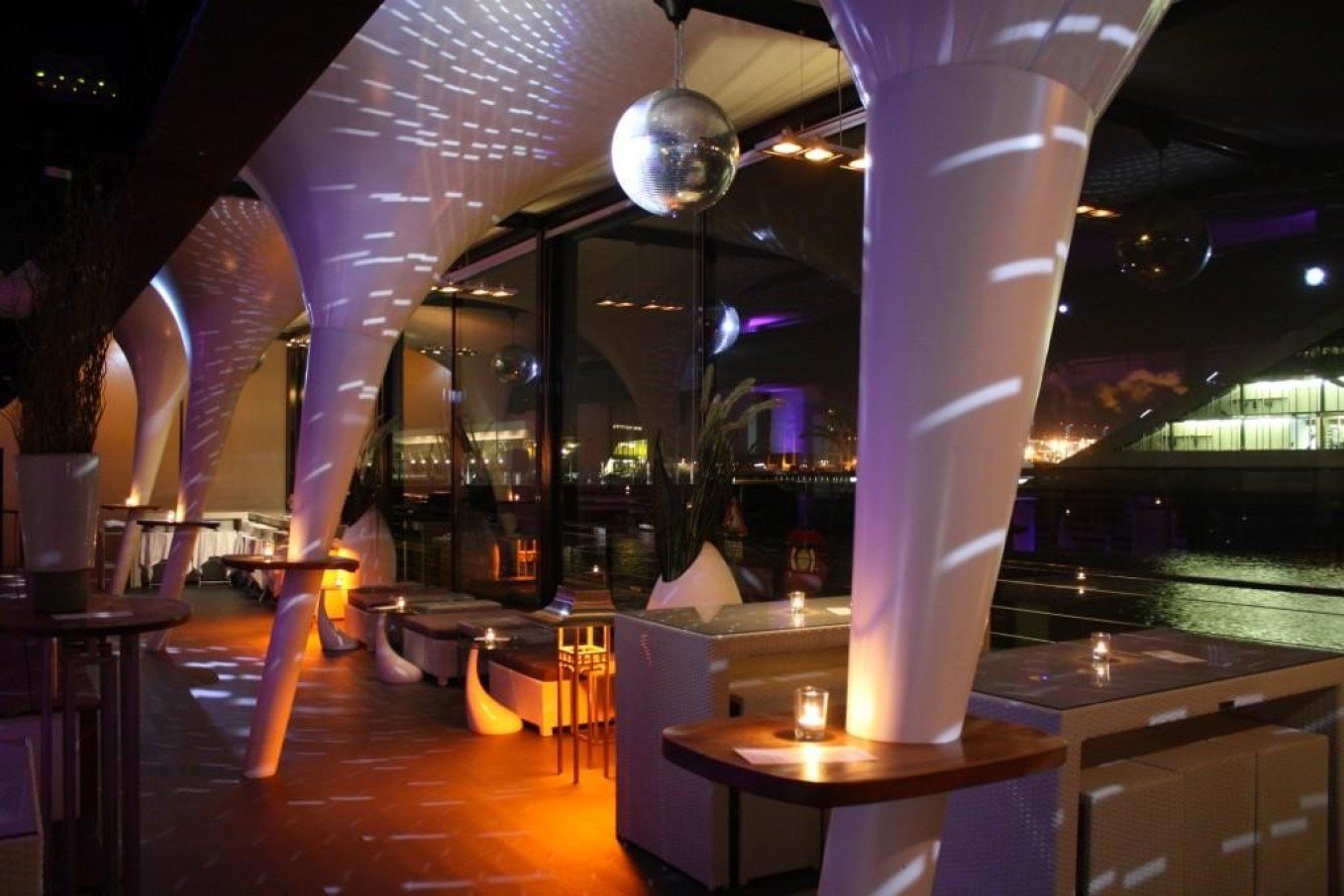 AU QUAI EVENTLOCATION