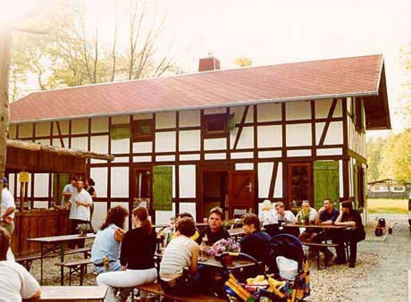 Fachwerkhaus und Waldhaus iim Abenteuercamp Deutschbaselitz